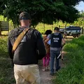 Mulher é resgatada de cárcere após entregar bilhete com pedido de socorro para professora do filho imagem
