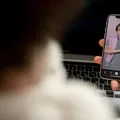 Mulher ganha indenização de R$ 10 mil ao ter conta do TikTok invadida imagem