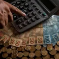 Nova faixa de isenção do IR para aposentados pode chegar a R$ 15 mil imagem