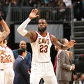 Personagem famoso da NBA visita o Barradão e ganha camisa do Vitória imagem