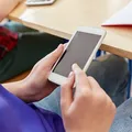 Proibição de celular reduz cyberbullying e ansiedade, diz pesquisa imagem