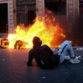 Protestos na França terminam com 1.800 detidos e prefeitura incendiada imagem
