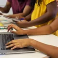 Quase metade dos alunos no Brasil usa ferramentas como ChatGPT para estudar imagem