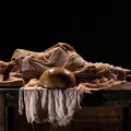 Quem foi Maria antes de virar santa? Peça revisita história da mãe de Jesus imagem