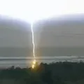 Raio atinge mulher na praia e vítima morre após parada cardíaca; VÍDEO imagem