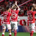 “Rei do acesso”, ex-Bahia lidera Série B e mira elite após 40 anos imagem