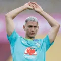Richarlison cobra Flávio Bolsonaro por mansão de R$ 10 milhões no RJ imagem