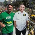 Se eleito, Flávio Bolsonaro pode subir a rampa do Planalto com o pai? imagem