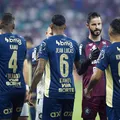 Sem Mingo, Bahia de Ceni fica torto em campo e expõe lado esquerdo vulnerável imagem