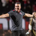 Sob pressão, Jair Ventura completa um ano como técnico do Vitória imagem