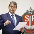 Tarcísio demite servidora PCD após crítica a Flávio: “racismo” imagem
