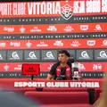 Versátil e bom na recomposição: novo atacante é apresentado no Vitória imagem