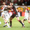 Vitória x Athletico: onde assistir, escalações e arbitragem imagem
