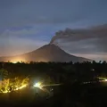 Vulcão na Indonésia expeles cinzas e força evacuação de emergência imagem