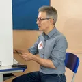 Zema descumpre regra e leva celular para cabine de votação imagem