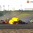 Acidente triplo termina com carro em chamas durante corrida na China