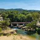 Cidade histórica guarda mais de 80 cachoeiras e uma festa centenária
