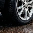 Entenda o que é o barulho de apito ao frear na chuva ou piso molhado