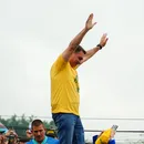 Flávio Bolsonaro registra voto no Rio e segue para apuração