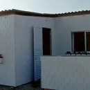 Mãe de nove filhos recebe casa construída em 15 horas com plástico reciclado