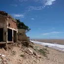 Mar avança 5 metros por ano e destrói casas em cidade do Brasil