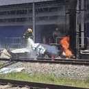 VÍDEO: Avião cai perto de estação de metrô e deixa piloto morto