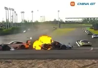 Acidente triplo termina com carro em chamas durante corrida na China