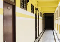 Adolescente atira contra diretor e professora dentro de escola