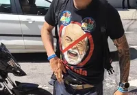 Aliado de Flávio Bolsonaro exibe arma durante confusão com candidato do PSOL