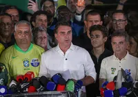 Aliados de Flávio Bolsonaro contestam resultado das urnas e citam apoio divino