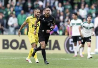 Árbitro marca pênalti em choque entre jogadores do mesmo time