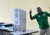 Ariel Capistrano, candidato ao governo da Bahia, vota em Salvador