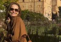 Atriz reconstrói cafezal em fazenda para refúgio da família