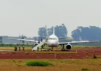 Avião com mais de 150 pessoas a bordo sai da pista e atola no Brasil