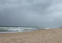 Bombeiros fazem buscas por homem que desapareceu no mar em Guarajuba