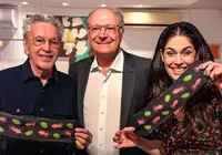 Caetano Veloso e Paula Lavigne recebem Alckmin em gesto de apoio a Lula