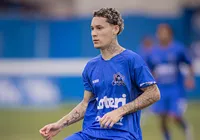 Cantor milionário joga futebol de graça em filial de time europeu
