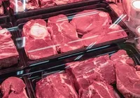 Carne na bandeja preta é melhor? Saiba como escolher o alimento
