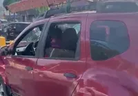Carro desgovernado faz ultrapassagens perigosas e bate em veículos na Estrada do Coco