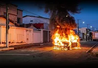 Carro pega fogo e assusta moradores em cidade baiana