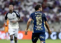 Ceni chama Éverton Ribeiro de "brilhante", mas cobra intensidade