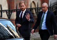 Charles III rebaixa status de Harry e Meghan após volta ao Reino Unido