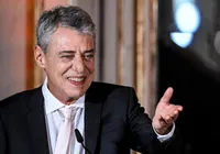 Chico Buarque recebe ameaça de morte após expor opinião política