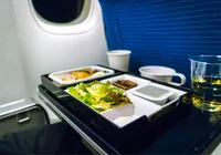 Comissária choca ao fazer alerta nojento sobre comer em mesas do avião
