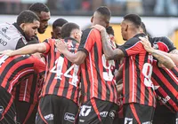 Defensor do Vitória evolui em recuperação e pode retornar contra Chape