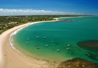 Destino na Bahia proíbe carros e tem piscinas que surgem na maré baixa
