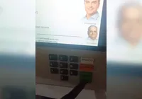 Eleitor de Flávio Bolsonaro é filmado com arma dentro de cabine de votação