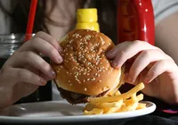 Empresa terá que pagar R$ 4 mil por dar lanches de fast food a funcionários