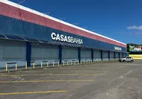 Ex-funcionários da Casas Bahia queimam uniformes em protesto após demitido