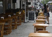Famosa rede de restaurantes é condenada a pagar R$ 15 mil a garçom proibido de sentar